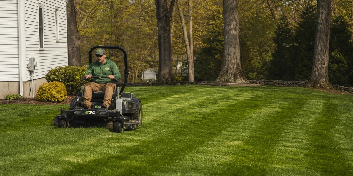 Lawn Mowing & Maintenance in Hartford
